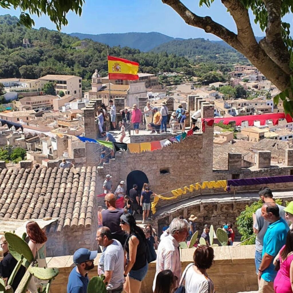 Capdepera mit der eindrucksvollen Burg ist ein gut erhaltenes Beispiel mittelalterlicher Architektur. Ganzjährig ist die Burg ein beliebtes Ausflugsziel. Jedes Jahr im Mai wird es um einiges turbulenter.

Immer im Mai verwandelt sich Capdepera in eine echte mittelalterliche …