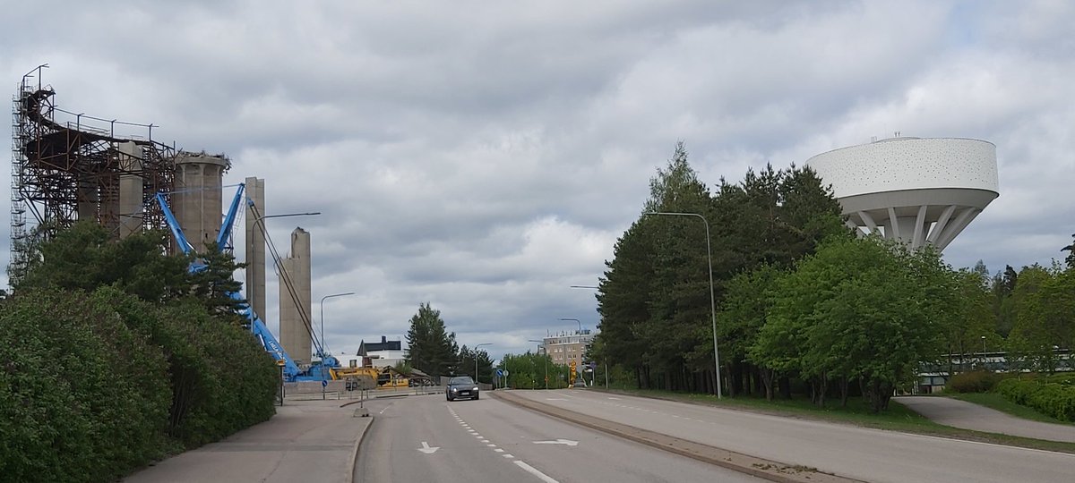 Kun olin lapsi Helsingin pitäjän (Vantaa) Hiekkaharjussa oli vesitorni, mikä laajennettiin 1980. Nyt oik. on jo kolmas, uusi vesitorni ja vasemmalla vanhaa puretaan. Vesitornit ovat viime vuosiin asti olleet aina alueensa korkeimpia ja näkyvimpiä rakennuksia.