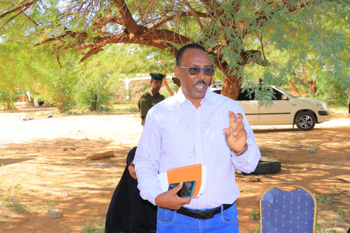 Mandera_cgvt's tweet photo. Today, the CECM Public Service and Devolved Units, accompanied by County Chief Officer LLB,(Hons) Yussuf Didow, had a productive meeting with the Inspectorate and Enforcement services Officers during their routine Master Parade at Mandera Stadium. https://t.co/hRkWPRmd1b