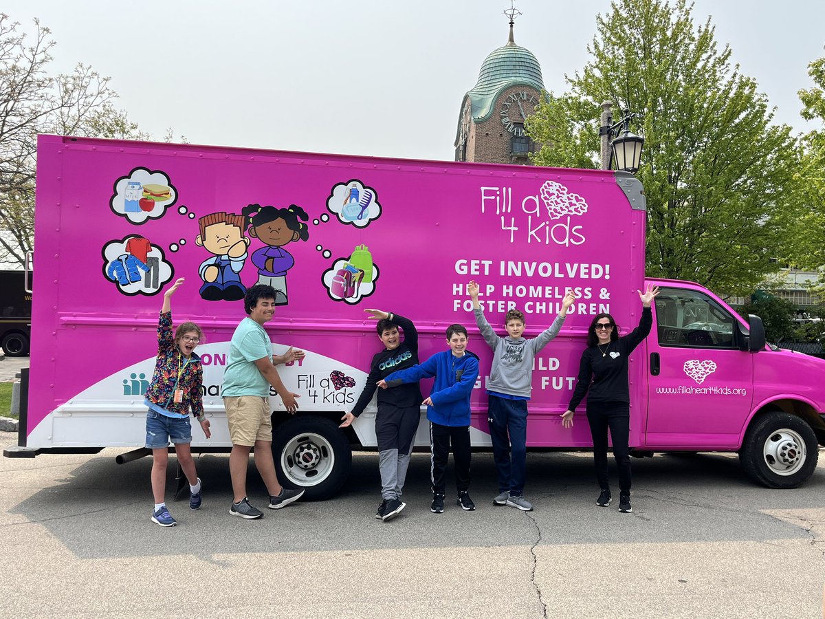 The DPM EFFORT club had a blast volunteering <a href="/FillAHeart4Kids/">Fill A Heart 4kids</a> this morning! #wearedeerpath #LFmoments
<a href="/LakeForestSD67/">Lake Forest School District 67</a>