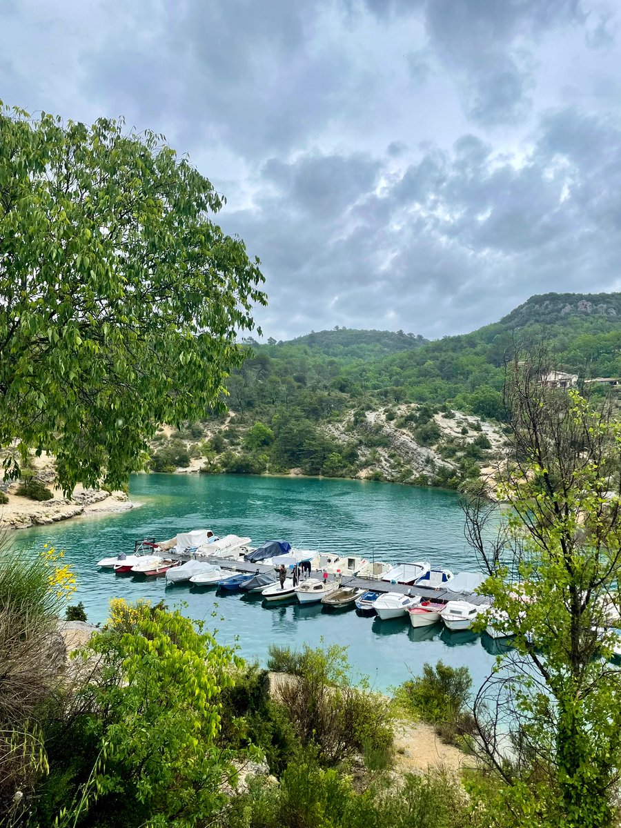En mode « pause » à Esparron de Verdon ( situé à seulement une heure et demie du @DomaineAllemand ) … 

Connaissez-vous ce magnifique lac des Alpes de Haute-Provence ? 

Moi je le trouve irrésistible ☺️👌💦🌦️ ! 

#EsparronDeVerdon #Irresistible #HauteProvence