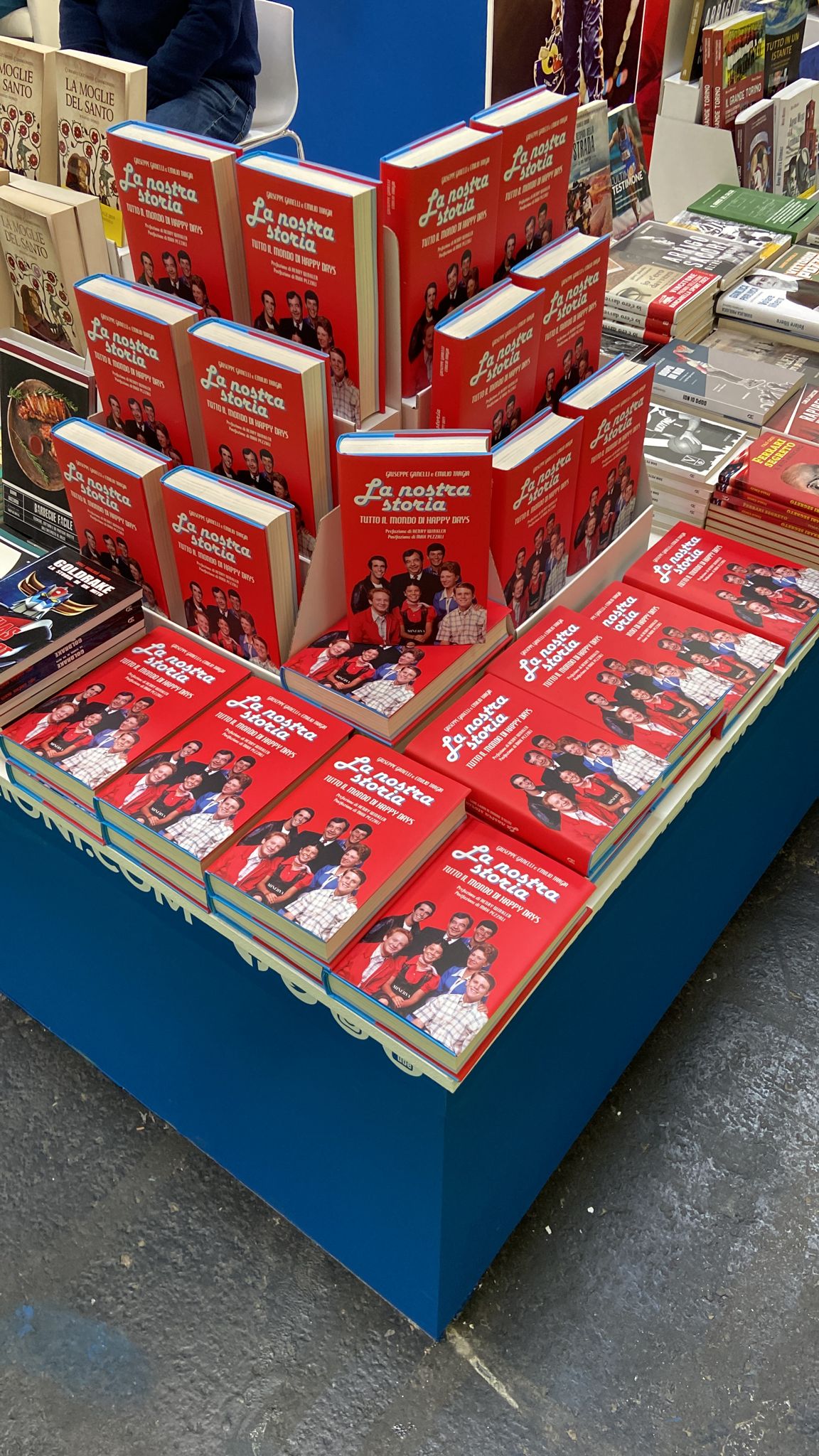 La Nostra Storia - Tutto il mondo di HAPPY DAYS on X: Il primo libro al  mondo dedicato a HAPPY DAYSprefazione @hwinkler4real .postfazione  #MaxPezzali .Siamo al @SalonedelLibro di #Torino #SalTo23   /