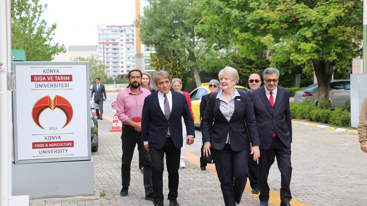 Konya Gıda ve Tarım Üniversitesi (@gidatarimuniv) on Twitter photo Amerika Arkansas Tech Üniversitesi Rektörü Prof. Dr. Robbin E.Bowen ve Beraberindeki Heyet, Rektörümüz Prof. Dr. Erol Turan’ı Makamında Ziyaret Etti
Haberin devamı için: 
👉🏻 bit.ly/457UHVb
@erolturan2019 Amerika Arkansas Tech Üniversitesi Rektörü Prof. Dr. Robbin E.Bowen ve Beraberindeki Heyet, Rektörümüz Prof. Dr. Erol Turan’ı Makamında Ziyaret Etti
Haberin devamı için: 
👉🏻 bit.ly/457UHVb
@erolturan2019
