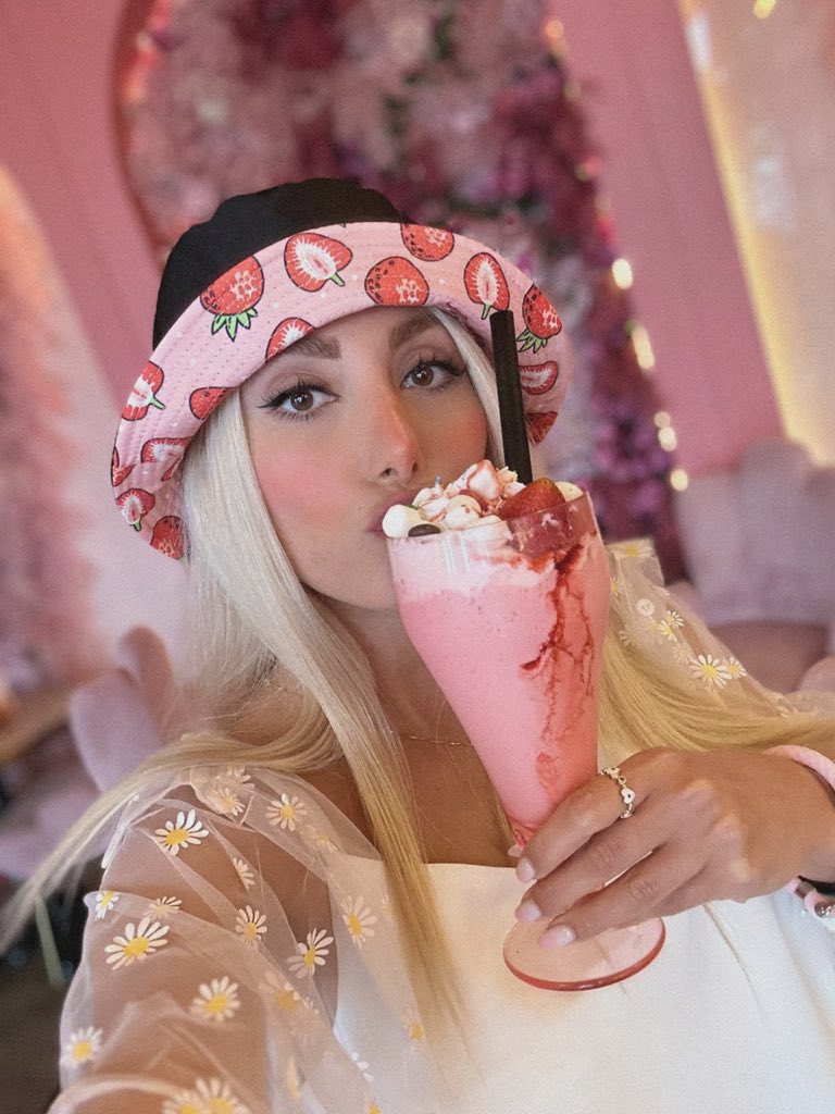 firoozeh.solati 🦩 tweet media