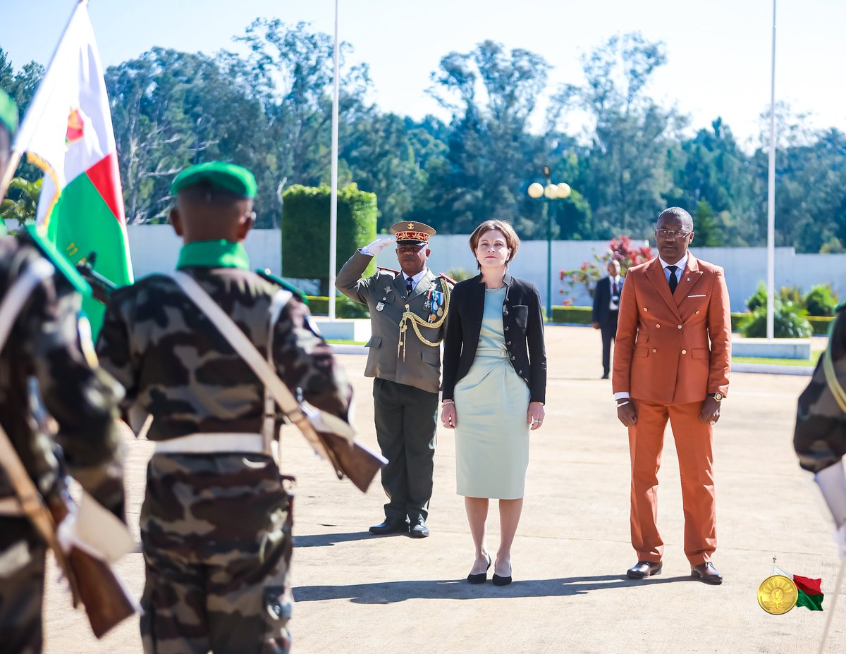 Bienvenue à la nouvelle ambassadrice de #Finlande <a href="/amppeheikkinen/">Anna-Kaisa Heikkinen</a> avec qui j'ai eu le plaisir de recevoir ses lettres de créance. Les liens qui nous unissent ont vocation à se renforcer encore, grâce aux initiatives de coopération sur le climat et l'appui à notre système éducatif