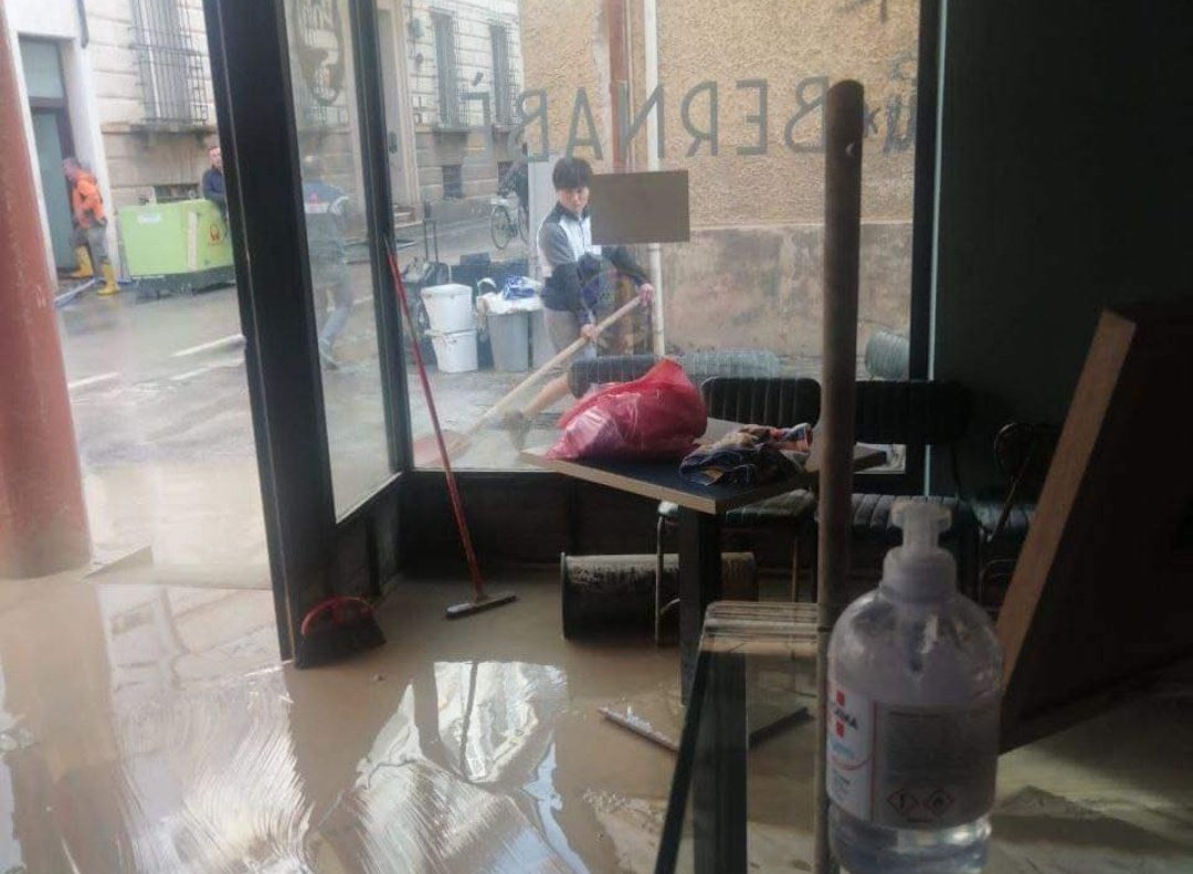 formularacers_'s tweet photo. Here's Yuki Tsunoda in the streets of Faenza, helping in the recovery from the recent flooding.

So admirable ❤️ https://t.co/B63KVw14f9