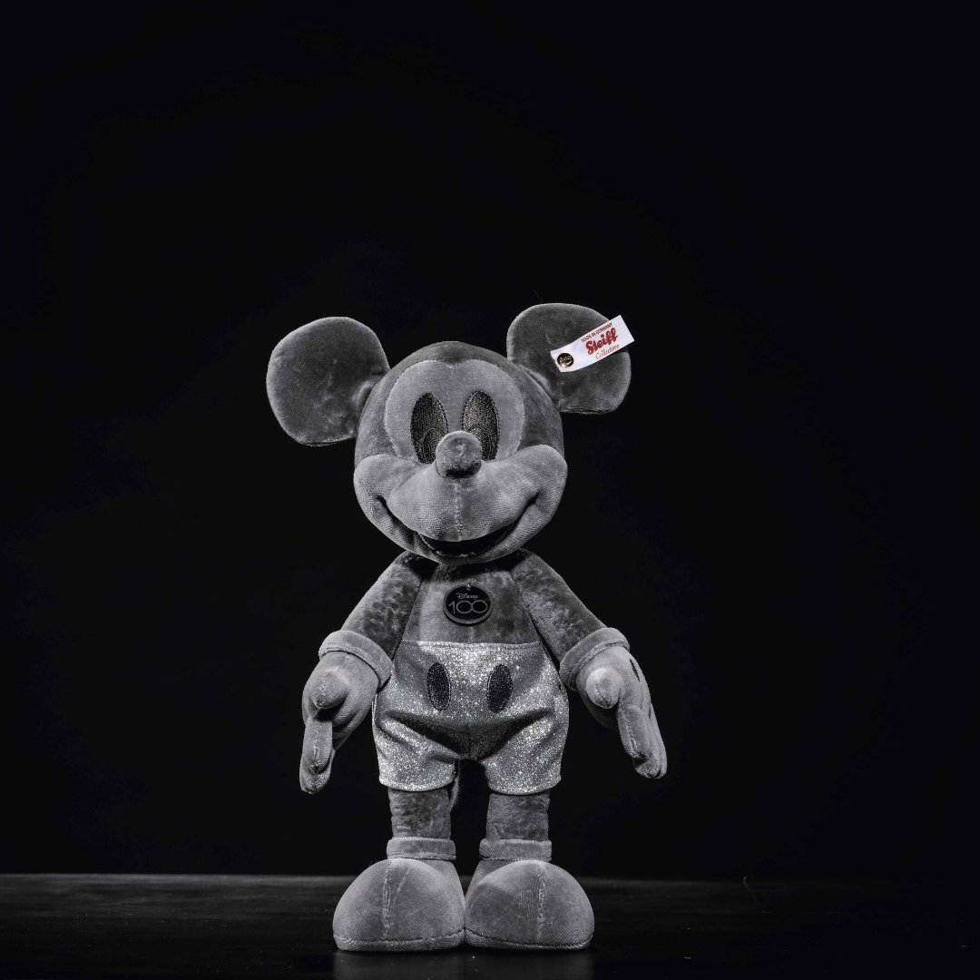 Steiff and Disney celebrate together for 100 years! 🥳

This extraordinary Mickey Mouse is presented in a monochrome platinum colour.

teddybear.land/mickey-platinu…

#Steiff #knopfimohr #explore #teddys #toys #cuddle #softcuddlyfriends #teddybear #Collectables #teddybearland #disney