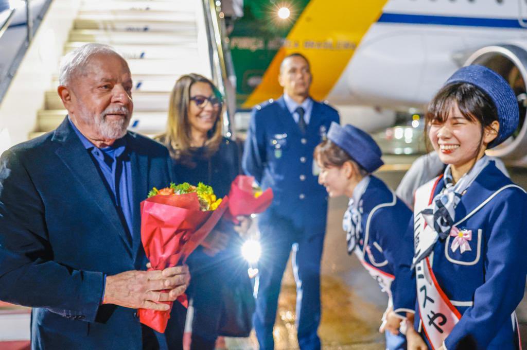 LulaOficial's tweet photo. Chegamos em Hiroshima, para a reunião do G7. A primeira que o Brasil participa desde 2009. A agenda de encontros bilaterais começa amanhã, na madrugada do Brasil. Uma reunião com o primeiro-ministro da Austrália, @AlboMP. E agora boa noite, porque aqui está tarde.

📸: @ricardostuckert