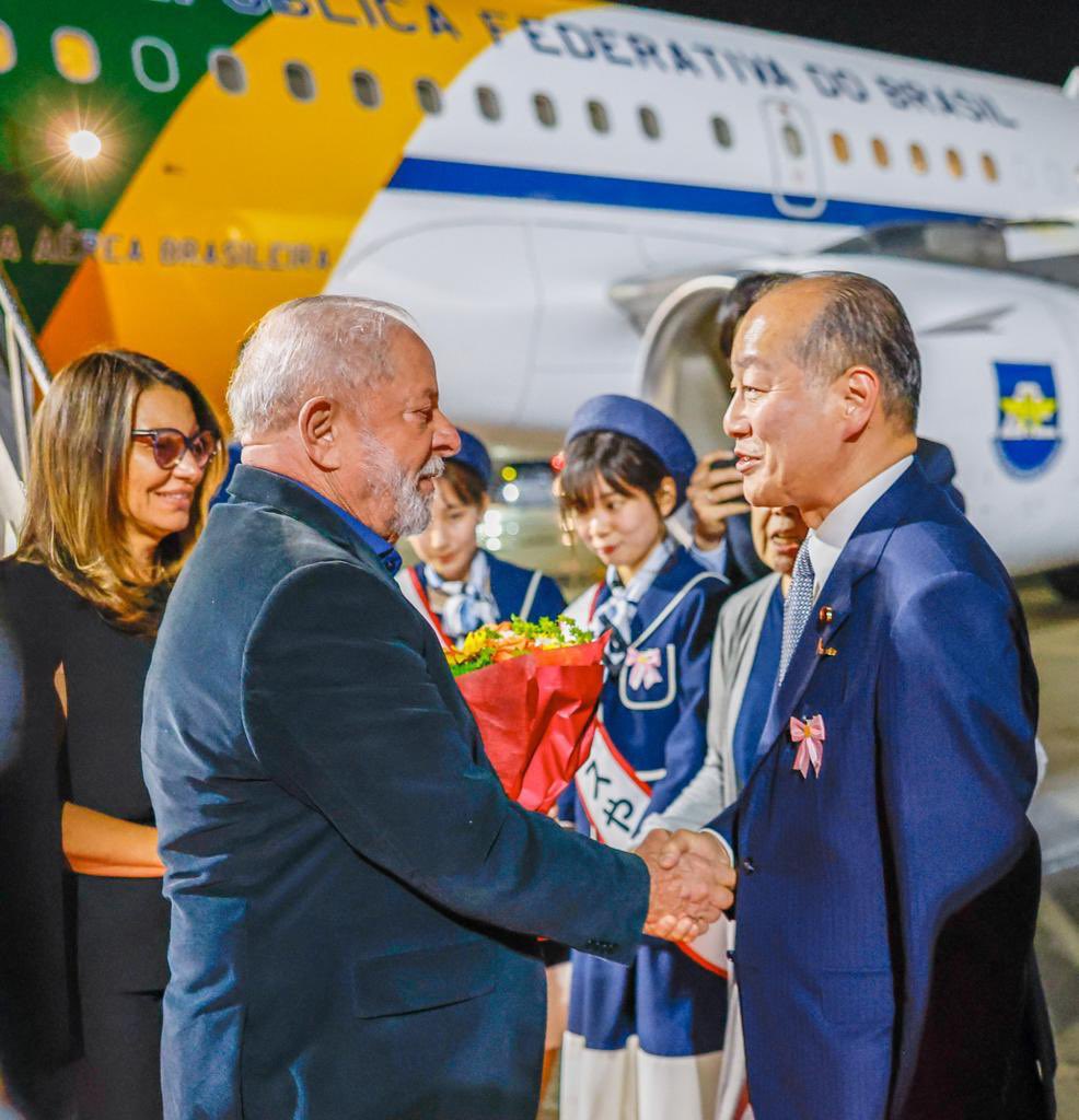 Chegamos em Hiroshima, para a reunião do G7. A primeira que o Brasil participa desde 2009. A agenda de encontros bilaterais começa amanhã, na madrugada do Brasil. Uma reunião com o primeiro-ministro da Austrália, <a href="/AlboMP/">Anthony Albanese</a>. E agora boa noite, porque aqui está tarde.

📸: