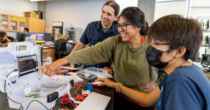 AZRegents's tweet photo. Through a partnership with @FlinnFoundation, @NAU is offering a high school research program starting in summer 2024.

Twenty students will have the chance to live on campus and complete eight weeks of research. They'll also receive automatic admission to the NAU Honors College.