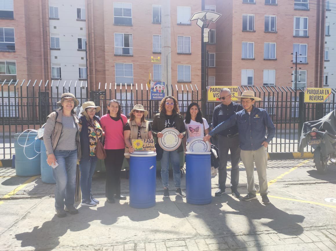 cracolombia's tweet photo. #EstamosMásCerca. Hoy equipo técnico de @cracolombia en Duitama, Boyacá, realiza visita técnica con RADS COL, acompañando el proceso de recolección de residuos orgánicos🥬🍅 y la Planta de Tratamiento, lugar en donde se hacen las pacas utilizadas para la siembra. https://t.co/30BESvtzNO