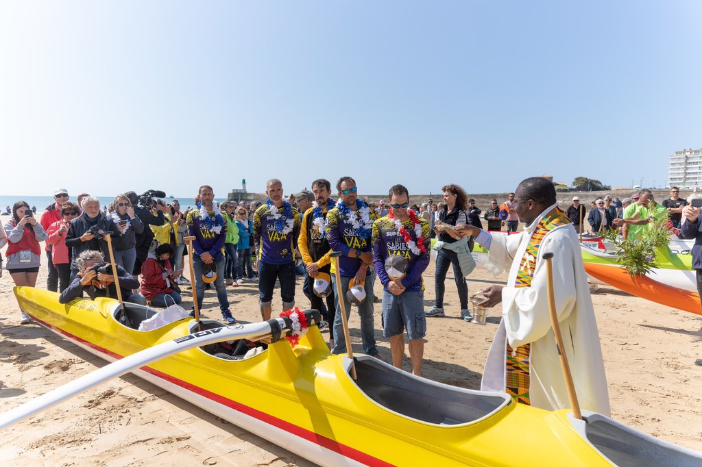 YannickMOREAU's tweet photo. Avec la @VendeeVaa, ce sont de beaux moments de sport, de culture et de traditions que nous partageons ensemble à @VilleDesSables !
Et que l’on soit Sablais ou #Polynesien, rappelons-nous que c’est la même eau salée (et sacrée) sur laquelle vogue nos pirogues.
À tous, bon @VendeeVaa ! Et que vive le lien Sablais-Polynesien !
3/3