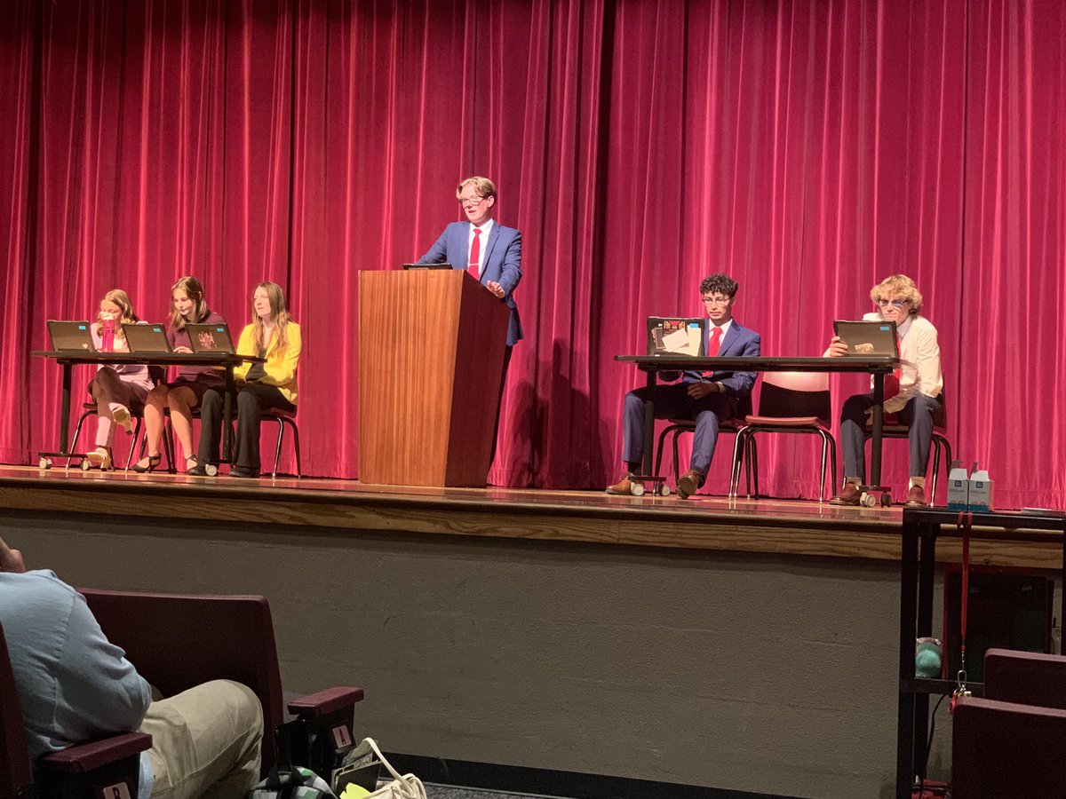 RT @terrylthompson6: Debate! Outstanding expression of differing opinions/views during a controlled process. Great job seniors! #weRrossville @RHSHornetsAthl @RossvilleBuzz @HornetsGuidance @RossvilleSchool @aubree_buck