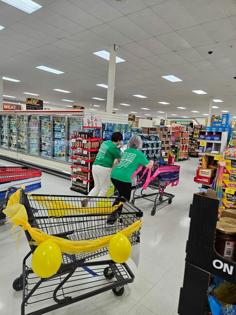 BankFrontier's tweet image. Yesterday morning the Rock Rapids Chamber of Commerce hosted the Grocery Grab where teams had 2 minutes 30 seconds to fill their shopping carts for the food pantry at Atlas! Rhonda &amp;amp; Audra represented the Frontier Bank team. 
#community #youreabigdealhere