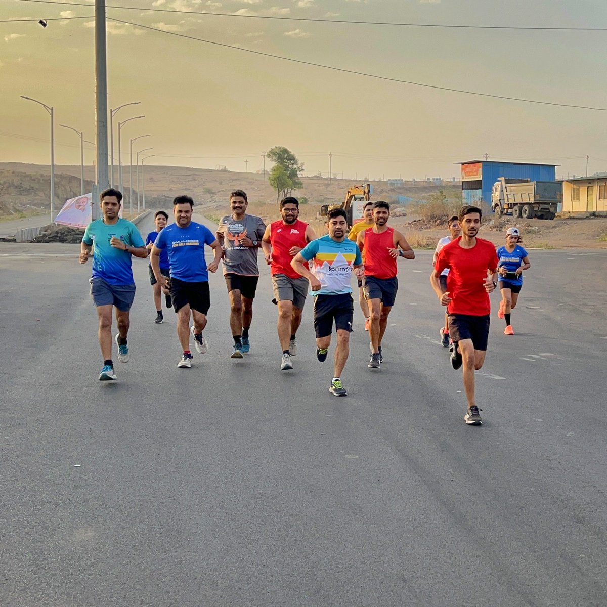 vijay_running's tweet photo. 1 Mile PB attempt with Team 🏃♂️🏃♀️
@brooksrunning @brooksrunningIN @FastandUp_India @Garmin @Garmin_India @Strava #IntervalRunning #TeamSportify #GetSetSportify #Pune https://t.co/4tWNuWGQ52