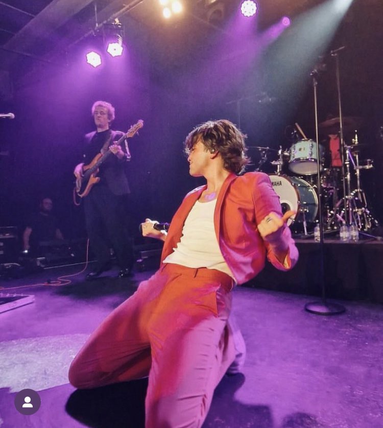 misluktedino's tweet photo. Waarom denkt deze man dat hij Harry Styles is https://t.co/wI0LY2EYej