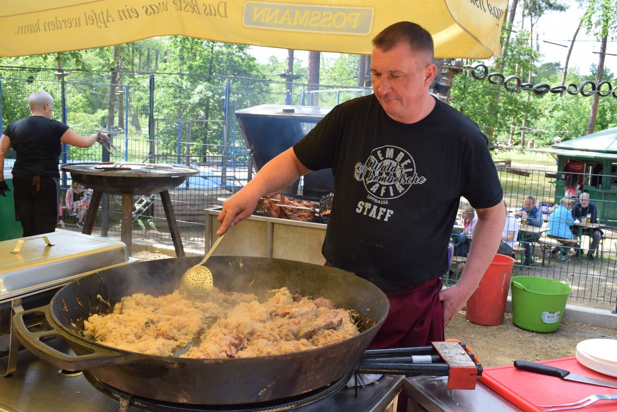 NewsStadt's tweet photo. Am Vatertag feierten viele Menschen im Waldbembelsche Rüsselsheim. Bei schönstem Sonnenschein servierte der Besitzer und Koch "Peter Urban" seinen Gästen einen leckeren Schweinkrustenbraten am Spieß und Sauerkraut aus der Pfanne.

https://t.co/oj32Paco5A https://t.co/UrCG7IgRyx