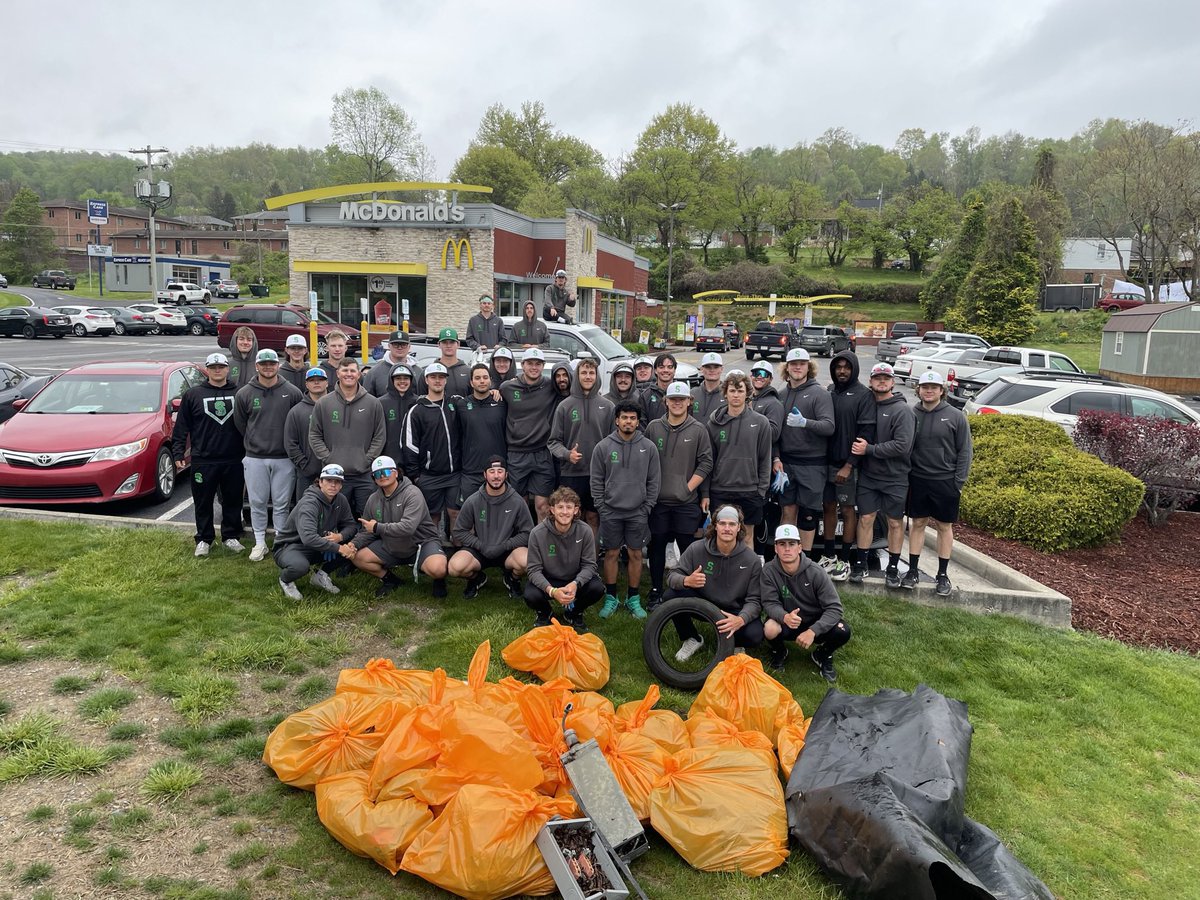 Heenan_Hacks's tweet image. ✅1,000+ hours community service
✅3.3 GPA

The wins and losses are a product of the process; this group never quit. Truly a F.A.M.I.L.Y.

To the toughest team, the selfless leaders, &amp;amp; hardest workers I’ve ever coached, thank you. 

Team First, Team Last!

#ControlThePACE