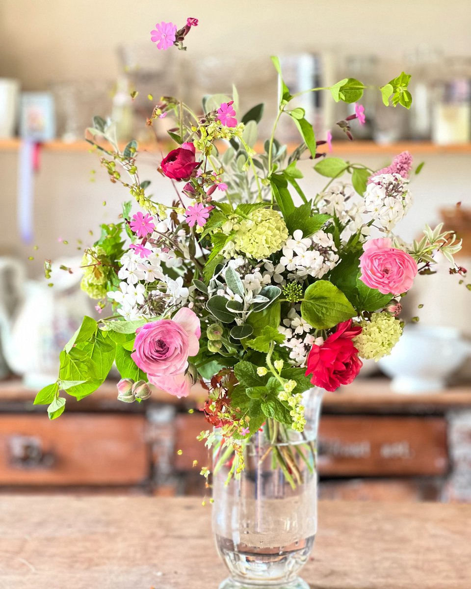 #bridalflowers #bridesbouquet #ranunculus #maybride #britishflowers #grownnotflown #lightasafeather #bruton #somersetflowers
