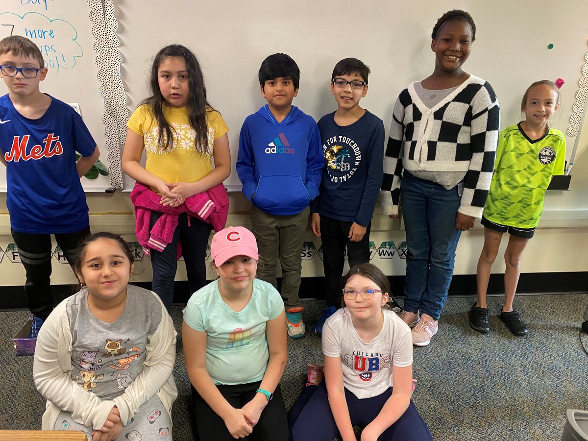 MrsProkuski211's tweet photo. T is for Team! Our class is always a team but today we wore our favorite team apparel! Go cubs go! https://t.co/fNJVPaIzp7