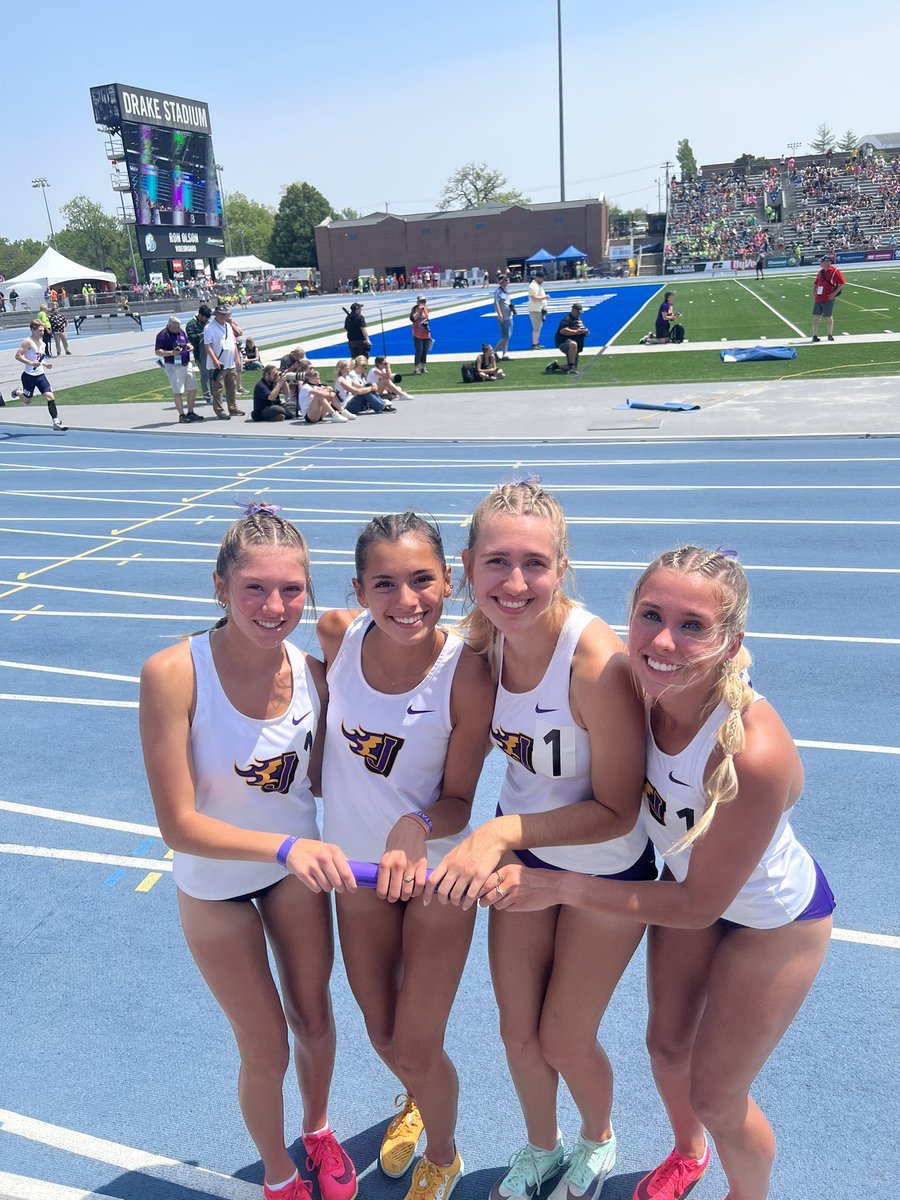 3RD PLACE IN THE 4x800!! SO PROUD OF OUR GIRLS 🤭🤭