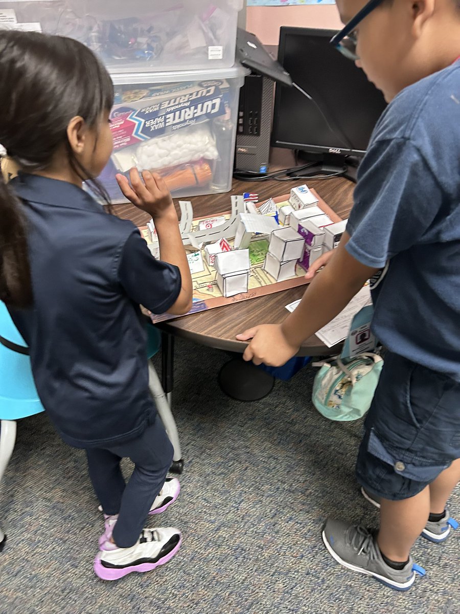 elizabethrvas's tweet photo. Presenting their Geometry City to first and second grade students 💗 https://t.co/Trziupf9NV