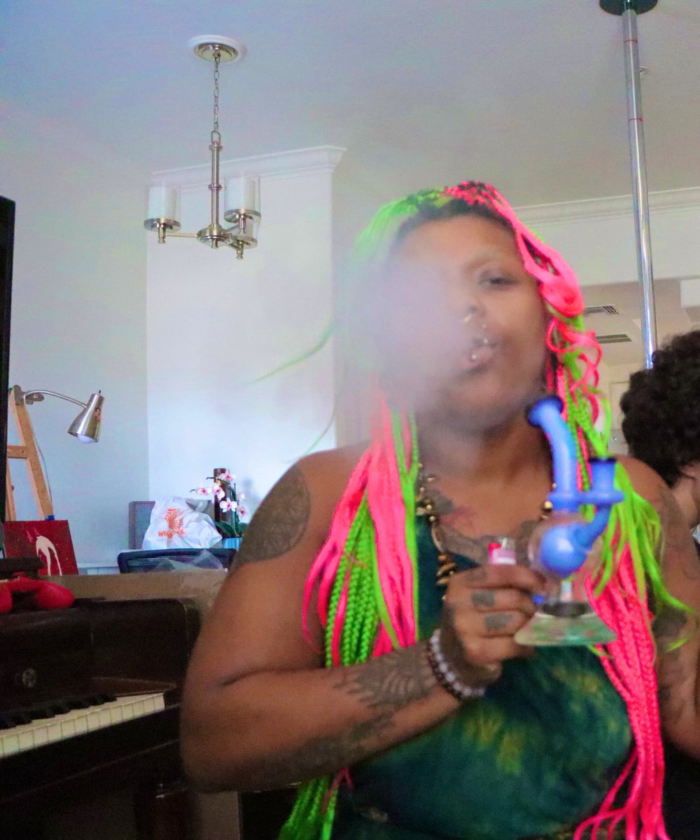 deathsexmagic's tweet photo. 🌹 I did some creative direction and photos for my newest partnership with a glass company! This is the bong/rig they sent me! Here’s some shots of me trying it out! 

@RtSlaveForDomme @ebonydompromos @find0m @rtfindom @RTDoms

smokefetish finD finbrat bratworship goddess paypig https://t.co/3lRhXGnkuY