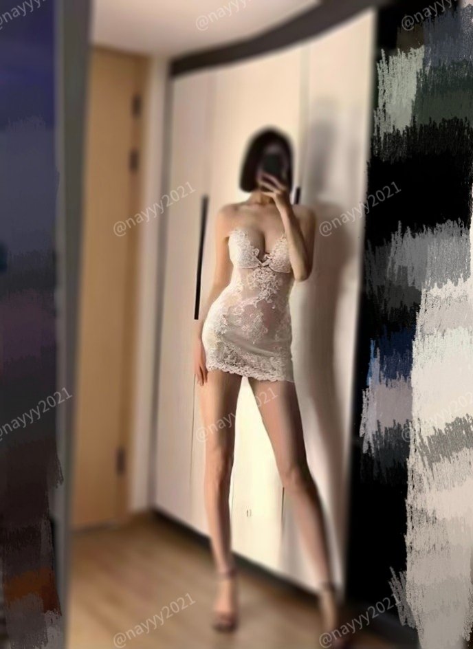 虽然身为领导，
但她渴望被当做一个女人对待，
一个淫荡的女人。

在公司，她时刻端着自己，
她好想放松，放纵自己的灵魂。
堕落一把，偷偷犯贱一次。

和下属沟通后，就进了公司的试衣间，拿起手机，久违的兴奋感袭上心头，拍的上瘾…
#社死 https://t.co/Pzo9SXawfg