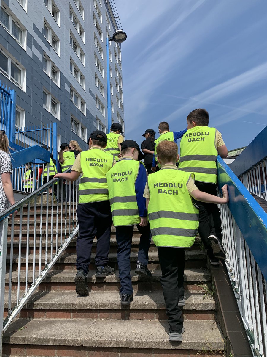 MiltonPrimary17's tweet photo. Lovely to see our Heddlu Bach friends from @RinglandPrimary on our community walk around this afternoon, thinking about how to make our community a better place to be. @GPNewport @NewportCityH @MissChoo17 https://t.co/tyTJblqixK