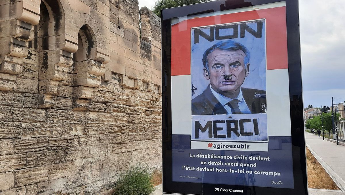 Mediavenir's tweet photo. 🇫🇷 FLASH - Des affiches d'Emmanuel #Macron grimé en Adolf Hitler avec les chiffres 49.3 en guise de moustache ont été placardés à #Avignon. Une enquête a été ouverte pour "injure publique envers le président de la République" et "provocation à la rébellion". (La Provence) https://t.co/I53jnnTmrI