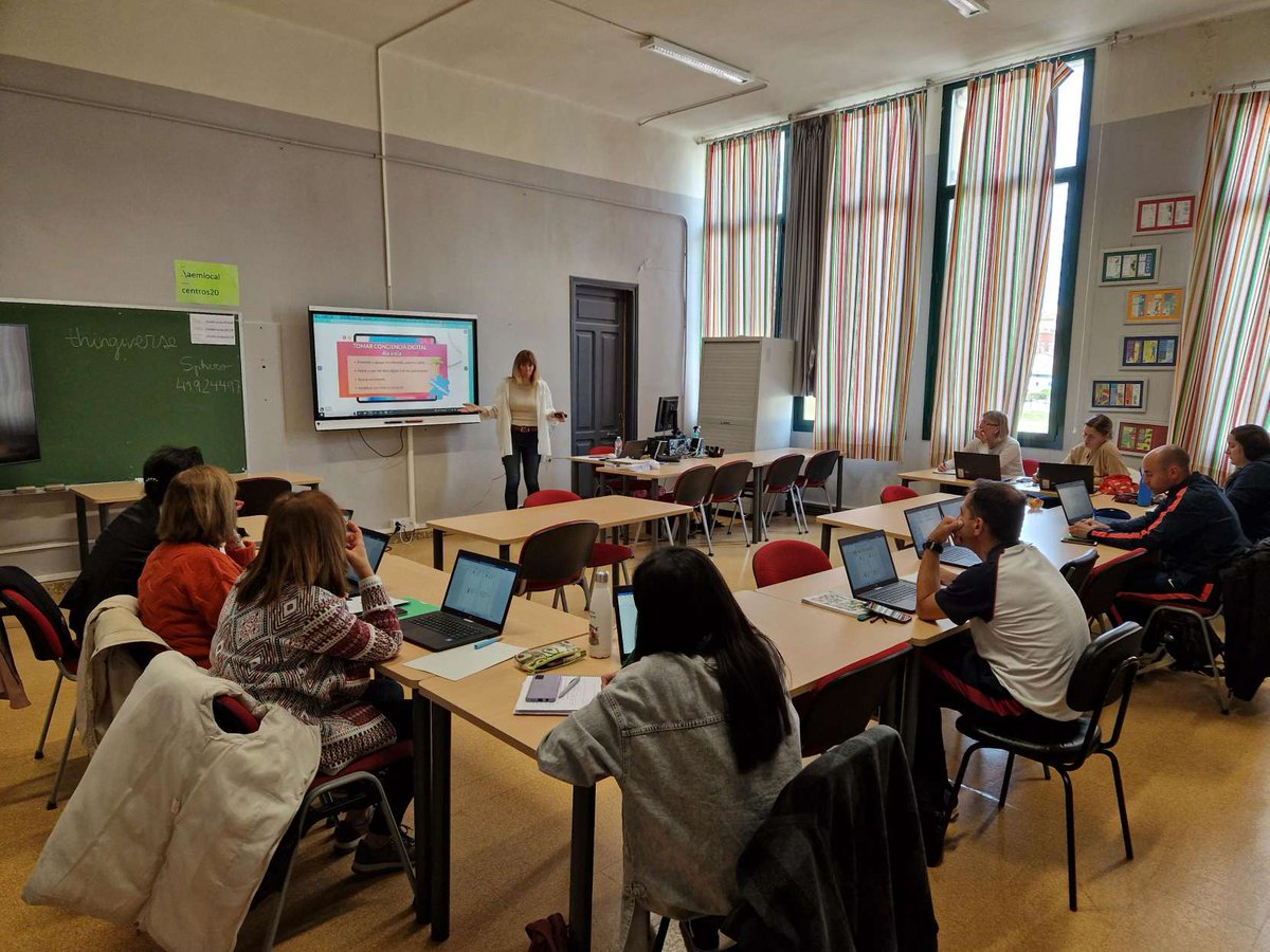 3️⃣ª Sesión del curso: 'Espacios Flexibles de formación y aprendizaje. Aulas de Futuro'.  Con <a href="/Deborahalf78/">Déborah</a>  

Hoy trabajamos:

🖥️Integración de los dispositivos digitales en el aula.
📑Organización, planificación y evaluación.

#EFFA_CyL 
#innovaCyL
#formaciónCyL