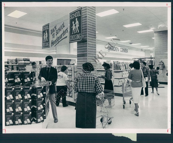TedGrunewald's tweet photo. It's *extremely* loud.

And over-lit.
The footcandles are off-the-charts. It's brighter than Caldor's—a discount department store from my Connecticut childhood.

Hardly a conducive atmosphere for engagement ring shopping—but great for facial recognition surveillance technology! https://t.co/inv8UZYbhs