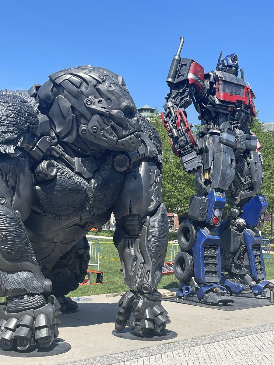 Transformers Rise Of The Beasts Optimus Prime & Optimus Primal Statues World Tour: Chicago news.tfw2005.com/2023/05/18/tra…