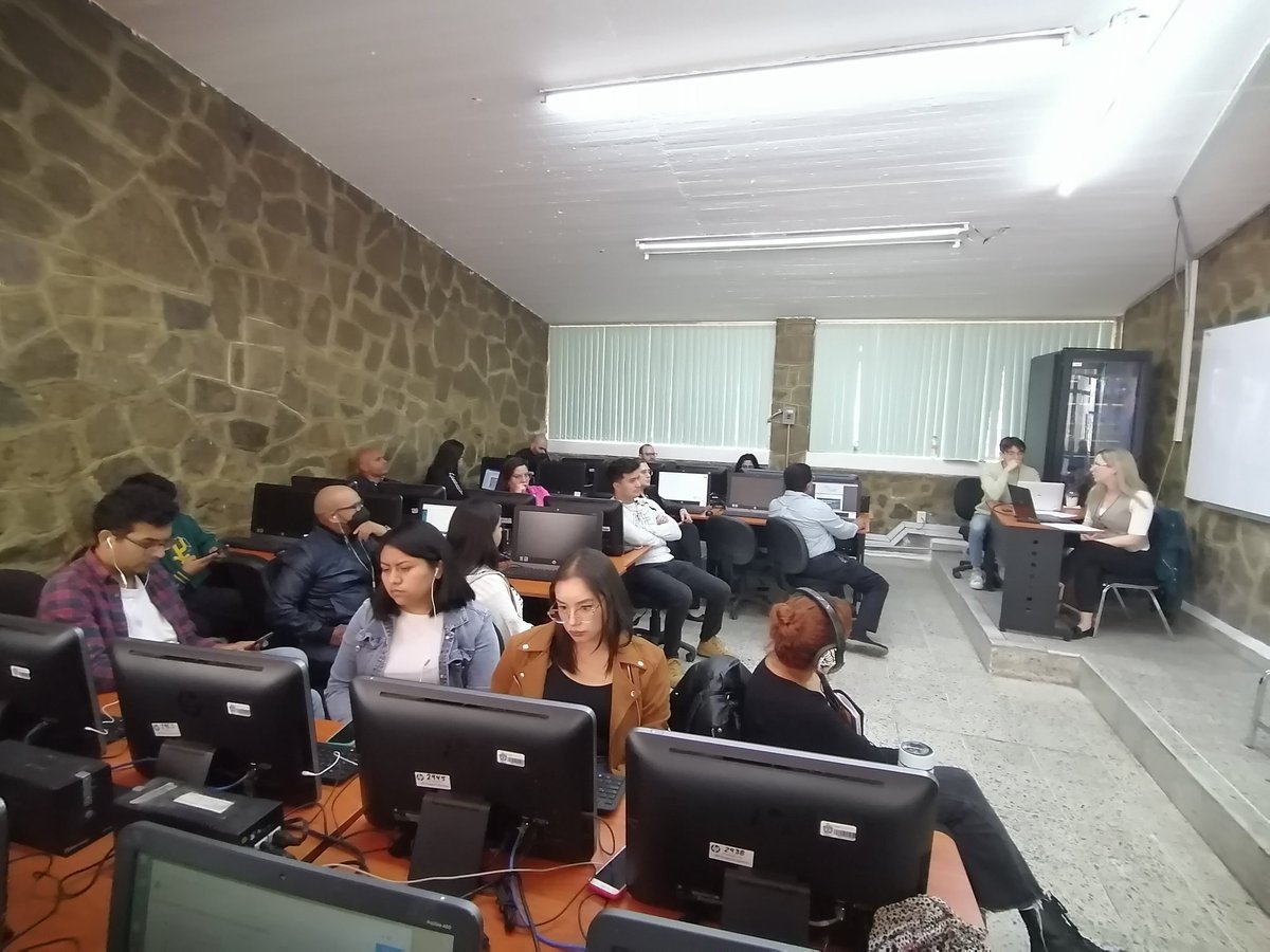 HuellasIncomoda's tweet image. ¡Primer taller de hoy! @randaelka, de la @UofT nos instruye con su taller &quot;INTRODUCCIÓN AL MAPEO DIGITAL&quot;.
#DIGITALHUMANITIES #digitalmapping #socialsciences