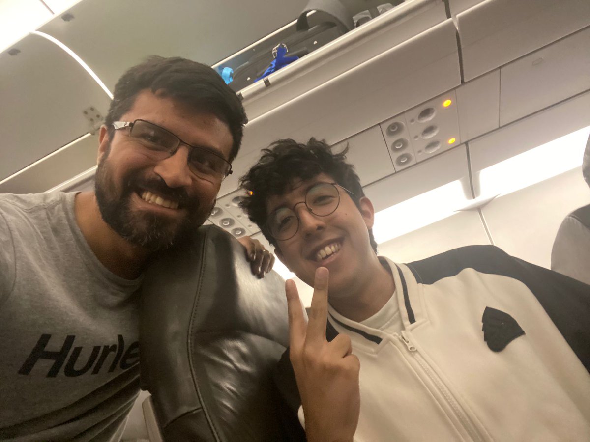 PeorPodcastLLA's tweet photo. Hemos vuelto luego de unas pequeñas vacaciones y tuve la suerte de encontrarme con 2 cracks peruanos, con @Crecre_lol en el viaje de ida a Perú y con @SolidSnakeLoL en el viaje de regreso a México

Se les admira cracks, ojalá algún día tengamos el honor de tenerlos en #ElPeorPodcastdelaLLA