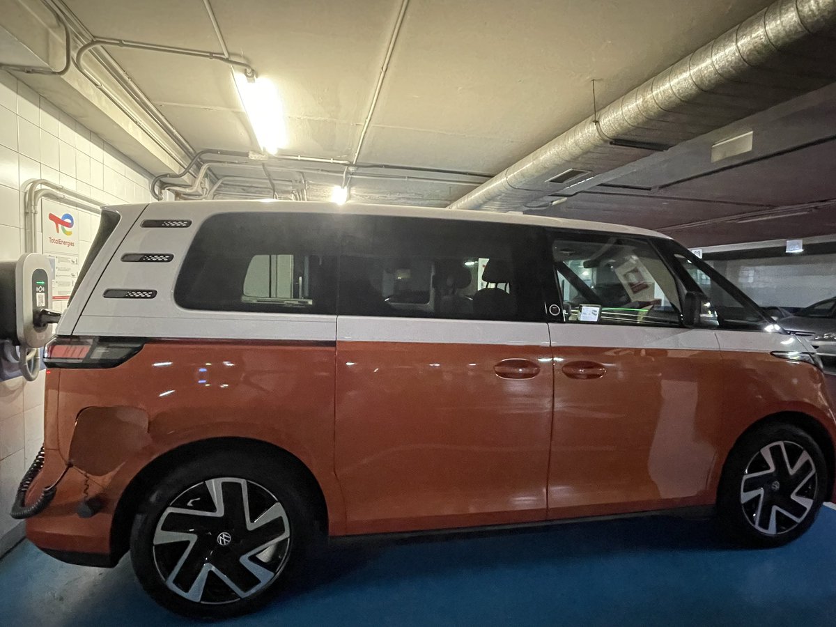 “Plugging &amp; Charging” con Total Energies y esta joya del diseño que es la I.D.Buzz de VW y la tecnología de carga de Phoenix Contact. Da gusto cumplir 100 años electrificando a la sociedad. <a href="/AEDIVE/">AEDIVE</a> <a href="/AsociacionAUVE/">AUVE</a> <a href="/PhoenixContactE/">Phoenix Contact ES</a>