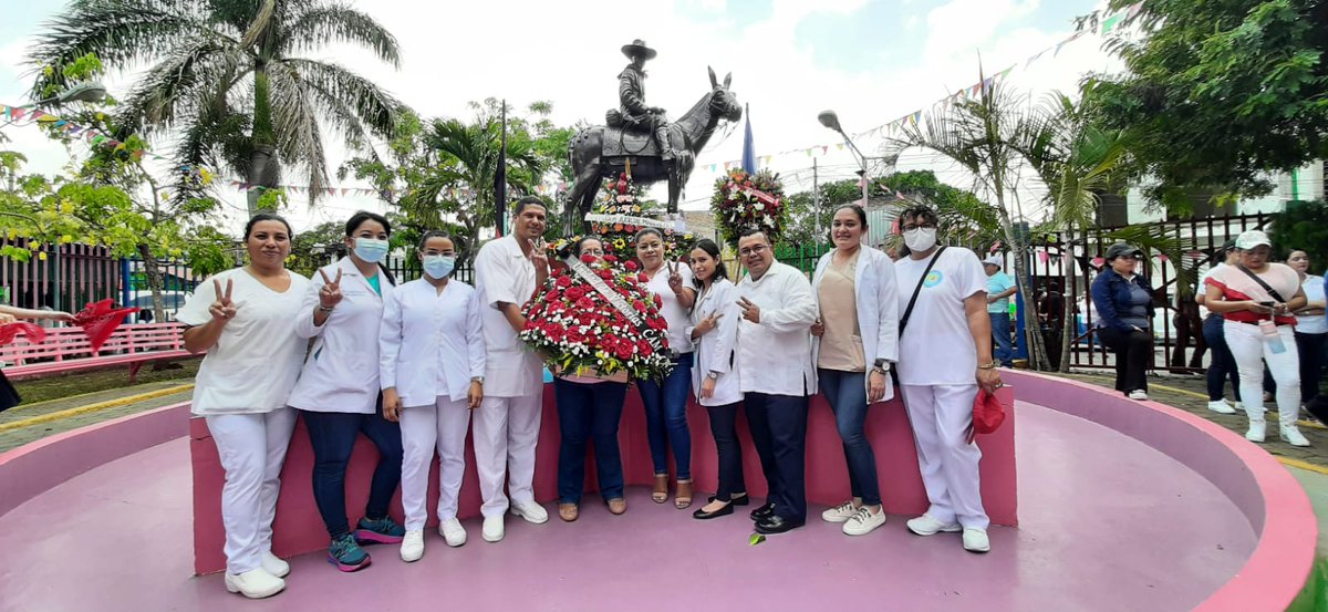 #Nicaragua 🇳🇮 Personal del 🏥 Hospital  Escuela, Cesar Amador Molina del departamento de Matagalpa🏞, deposita ofrenda floral🌷 al General "Augusto  Sandino" en el 128 aniversario de su natalicio.

#SandinoLuzYVerdad #UnidosEnVictorias