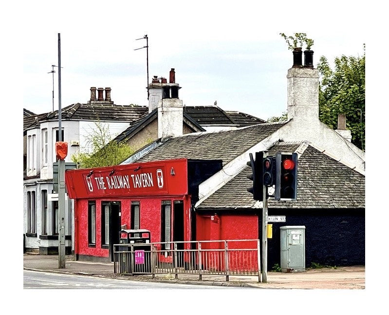 and while I was at it, thought I could just about sell this one as #thursdaybins to get a bit more #red and a wee #pubonthecorner #shettleston #Glasgow