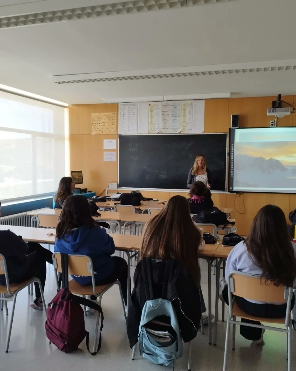 seespemo's tweet photo. 🧗‍♀️ Moltes gràcies a Fanny Barreda per fer una projecció resum de la seva carrera com a esportista: escalada, alpinisme, trail running, raids d'escalada...
Els i les alumnes de l'IES Els Ports han conegut la seva evolució, els entrenaments i la seva preparació física. https://t.co/rVacZ3JUG9