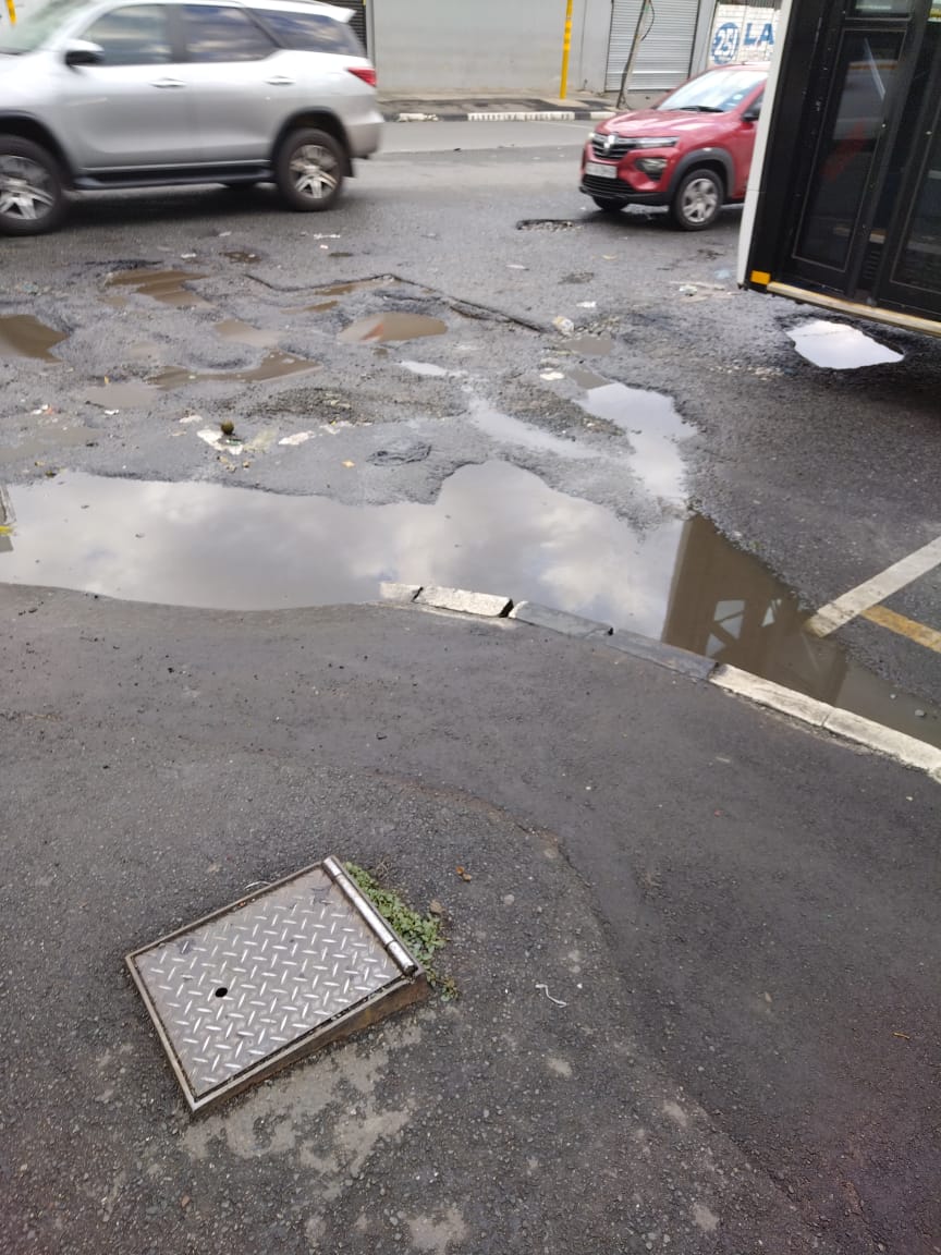 touchcat1's tweet photo. @MyJRA @Kenny_T_Kunene @TheJoburgMayor Thank you here are today pictures of the Potholes https://t.co/HyBuO8NZUj