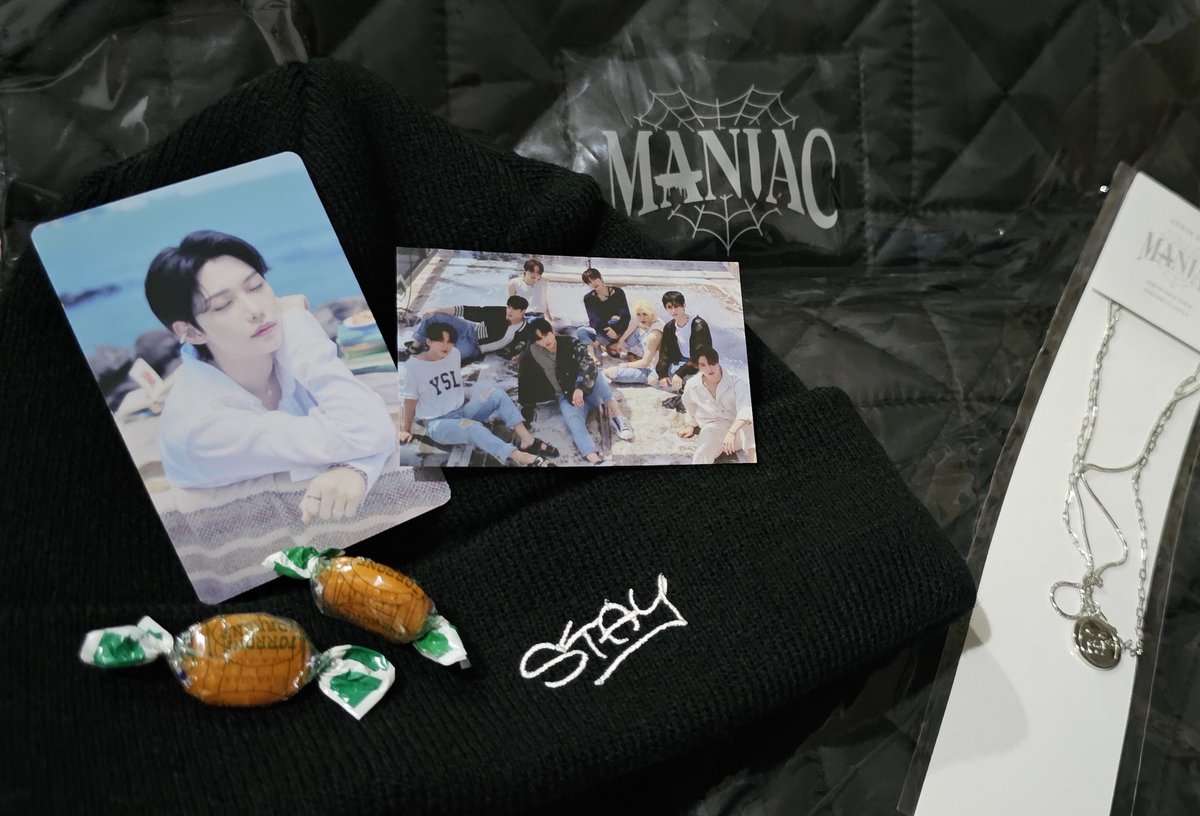 muzieryn's tweet photo. harta karun dah sampai, tq @srbangchan! pakai beanie tu rasa mcm pakai serkup kepala budak sekolah tu 🤭 #rienefeedback https://t.co/BGCodc9SV3