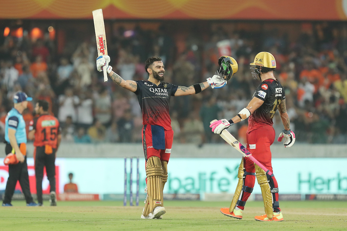 IPL's tweet photo. For the first time in the history of #TATAIPL, we have had 2 centurions from either side in the same match.

Take a bow, Heinrich Klaasen and Virat Kohli. 

#SRHvRCB https://t.co/7mg9eAVlOI