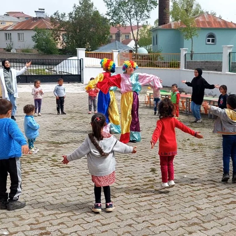 Songül Bozkuş (@kizikaplan) on Twitter photo Okul Dışarda Günü kapsamında bir günü öğrencilerimizle dışarı geçirdik.
1.Güne başlama zamanı spor
2.Taş boyama etkinliği
3.Çarşaf boyama el baskısı
4.Ağaç ve çiçeklerden çerçeve yapımı
<a href="/okuldisarida/">Okul Dışarıda Günü</a> <a href="/kayakarakoc/">Kaya Karakoç</a> <a href="/HamurMEM1/">Hamur İlçe Millî Eğitim Müdürlüğü</a> <a href="/erkanbozkuss/">Erkan Bozkuş</a> <a href="/sezas10/">Sezas10</a> <a href="/HamurKaymakmlik/">T.C. Hamur Kaymakamlığı</a> <a href="/ali___yildirim/">Ali Yıldırım</a> Okul Dışarda Günü kapsamında bir günü öğrencilerimizle dışarı geçirdik.
1.Güne başlama zamanı spor
2.Taş boyama etkinliği
3.Çarşaf boyama el baskısı
4.Ağaç ve çiçeklerden çerçeve yapımı
<a href="/okuldisarida/">Okul Dışarıda Günü</a> <a href="/kayakarakoc/">Kaya Karakoç</a> <a href="/HamurMEM1/">Hamur İlçe Millî Eğitim Müdürlüğü</a> <a href="/erkanbozkuss/">Erkan Bozkuş</a> <a href="/sezas10/">Sezas10</a> <a href="/HamurKaymakmlik/">T.C. Hamur Kaymakamlığı</a> <a href="/ali___yildirim/">Ali Yıldırım</a>