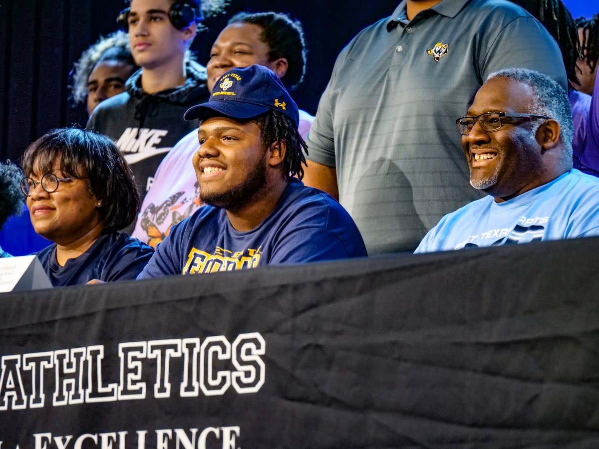 jokoch09's tweet photo. 📸: Humble ISD held its final Signing Day for the 2022-23 school year. A total of 62 athletes signed on Thursday, May 18 in a ceremony. #WeAreTheLight #SigningDay23 https://t.co/oi6PBfNaLR