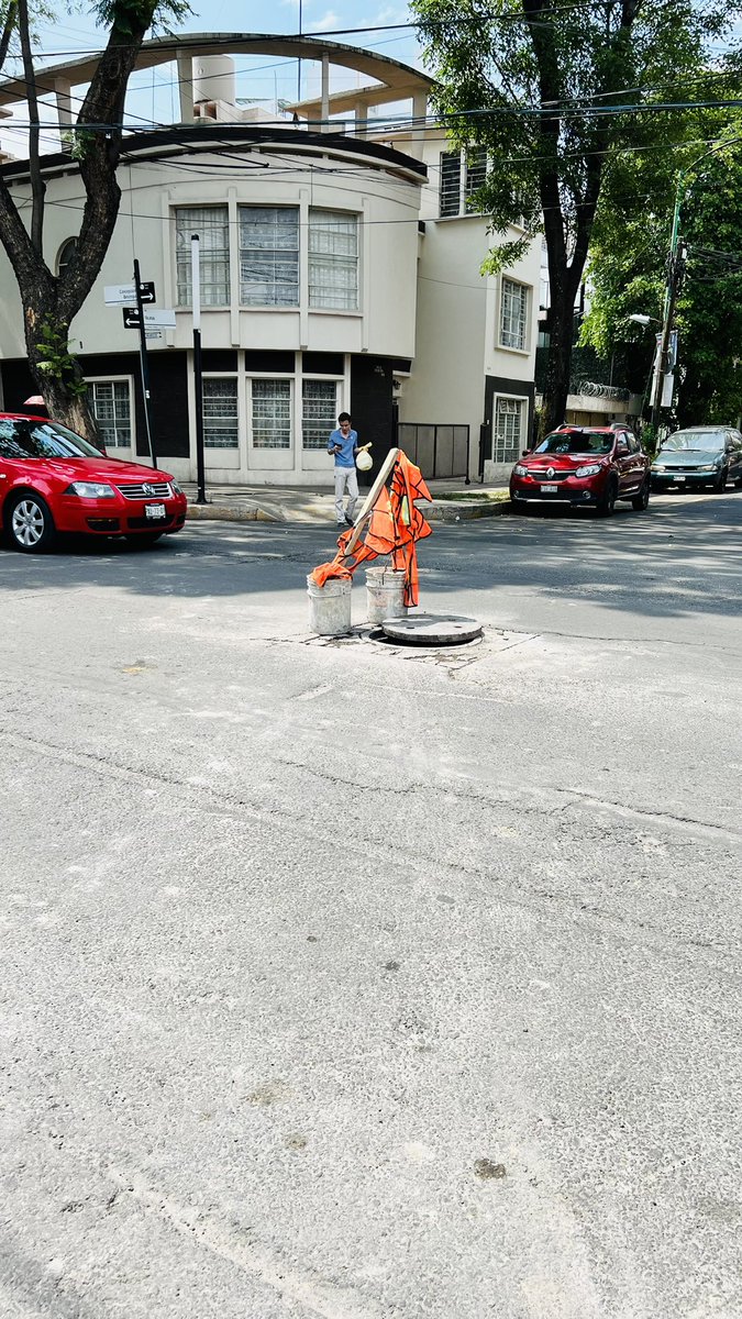 Esta construcción en Concepción Beistegui y Yácatas en la <a href="/BJAlcaldia/">Alcaldía de Benito Juárez</a> lleva 5 años, han quitado parte de la banqueta y ya han atropellado a un señor y una niña por la misma causa. Un llamado para respetar los pasos peatonales por seguridad <a href="/STaboadaMx/">Santiago Taboada</a> <a href="/SOBSECDMX/">Secretaría de Obras y Servicios CDMX</a> <a href="/ColoniaNarvarte/">Colonia Narvarte</a>