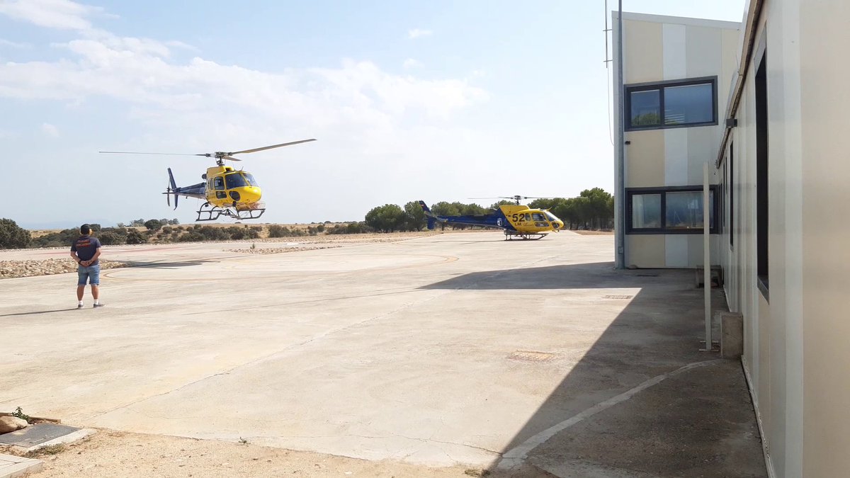 Plan_INFOCAM's tweet photo. ⚪ El @Plan_INFOCAM del @gobjccm envía medios a colaborar en la extinción de #IFPinofranqueado en #Cáceres con: 
🚁 2 helicópteros junto a su brigada 
🚜 máquina pesada

#ContralosIncendiosACTÚA
📸 Helicópteros en base https://t.co/iz2cPvfWyg