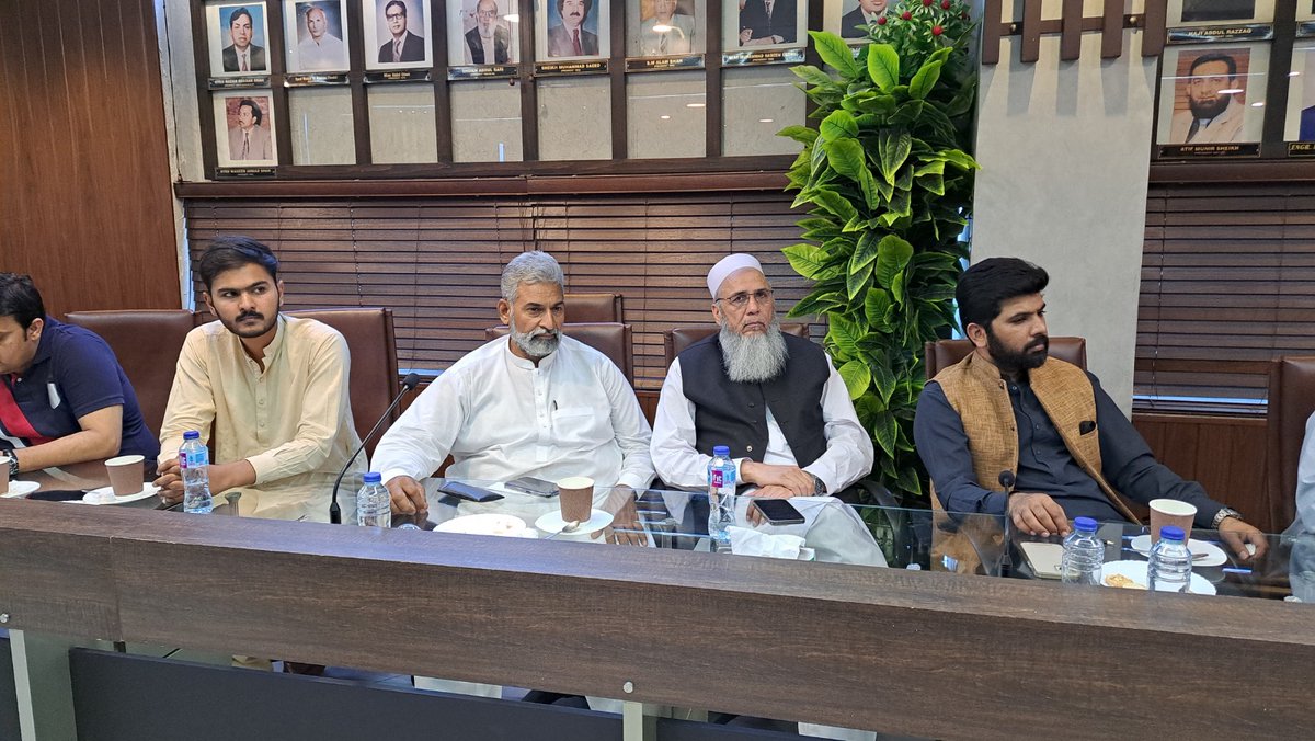 ایف آئی اے فیصل آباد ریجنل ڈائریکٹر راۓ اعجاز کی فیصل آباد چیمبر آف کامرس اینڈ انڈسٹری آمد۔ صدر ڈاکٹر خرم طارق سینئر نائب صدر ڈاکٹر سجاد ارشد نائب صدر حاجی اسلم بھلی سمیت دیگر عہدیداران سے ملاقات اور مختلف باہمی امور پر تبادلہ خیال کیا گیا۔