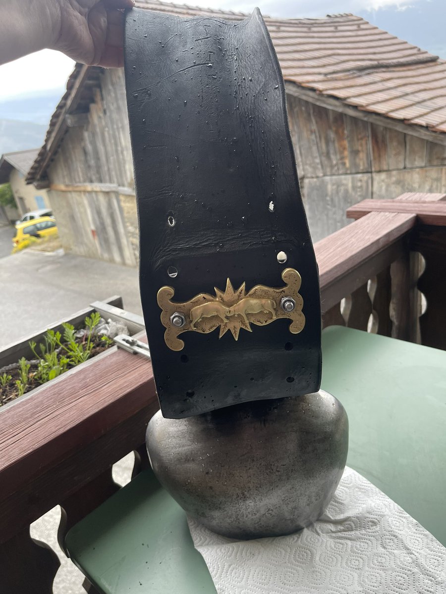 Swiss_Cathy's tweet photo. #Inalpe de la jeune Madame prévue pour le 17 juin (le 25 si ☔️) à #Thyon , mission nettoyage et graissage du cuir de sa sonnette. Datant de 1996 (achetée d’occasion), elle ne sera utilisée par #Bacchanale que cette année, car c’est encore une jeune #vache . ⛰️🐮🥰 #hérens #Valais https://t.co/bNhsMk7C7r