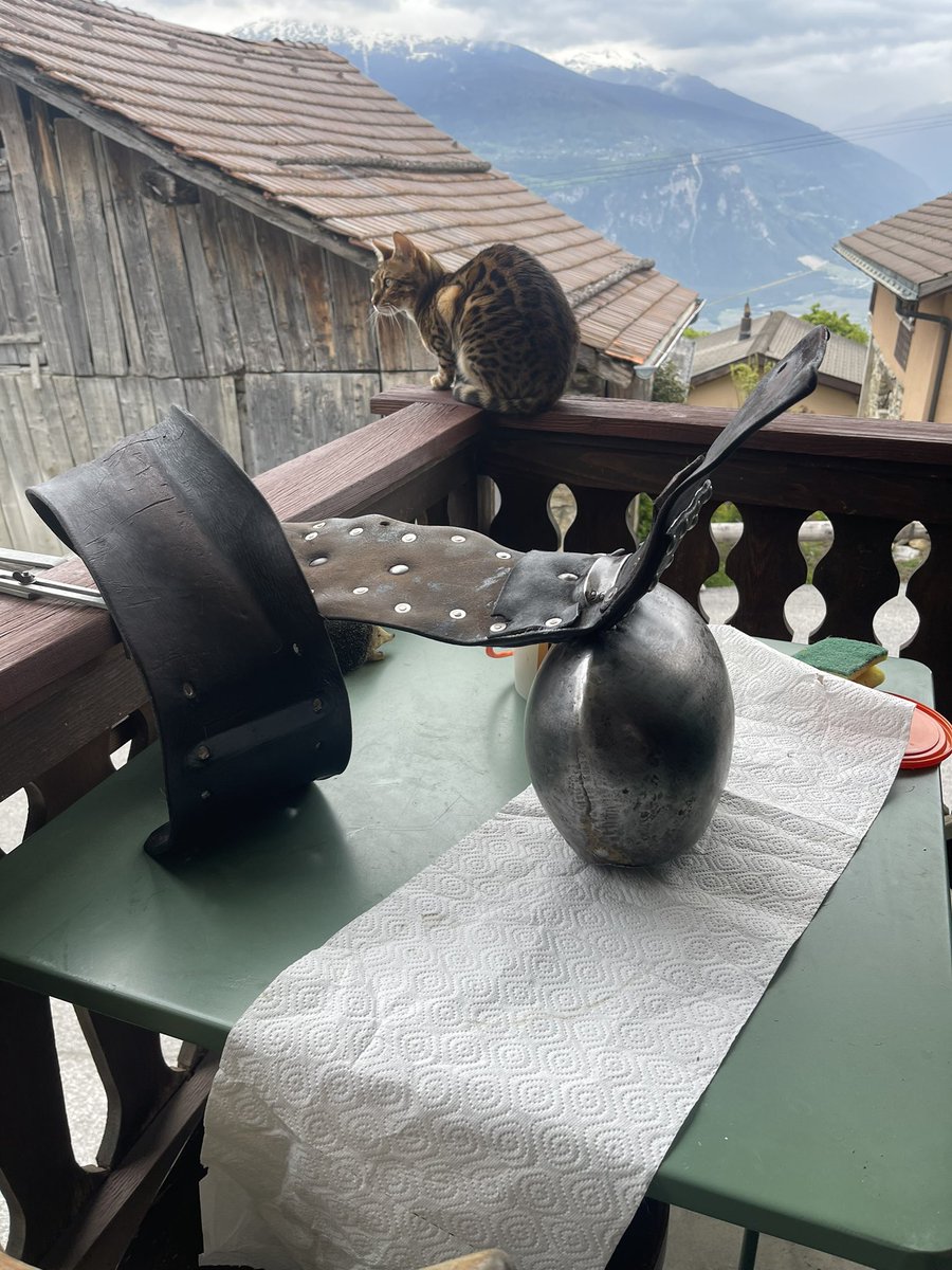 Swiss_Cathy's tweet photo. #Inalpe de la jeune Madame prévue pour le 17 juin (le 25 si ☔️) à #Thyon , mission nettoyage et graissage du cuir de sa sonnette. Datant de 1996 (achetée d’occasion), elle ne sera utilisée par #Bacchanale que cette année, car c’est encore une jeune #vache . ⛰️🐮🥰 #hérens #Valais https://t.co/bNhsMk7C7r