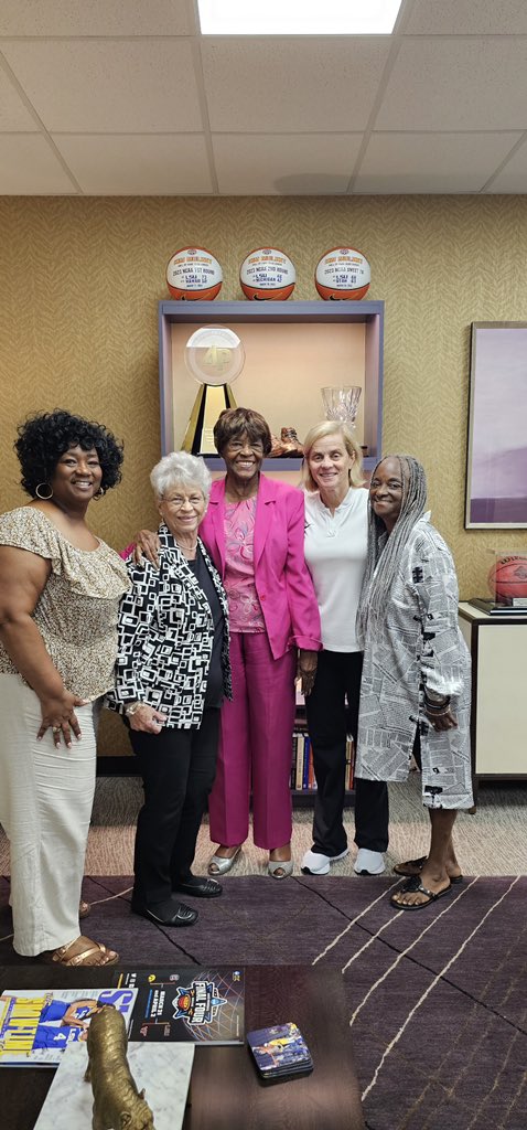 KimMulkey's tweet photo. My junior high basketball coach, Coach Hannible, was surprised by her family with a trip to visit with me. 

The impact she had on me, even in the 8th grade, speaks to the influence coaches have on the next generation. 

Oh, by the way, we went undefeated my 8th grade year😉 https://t.co/zeDnHIwOh0